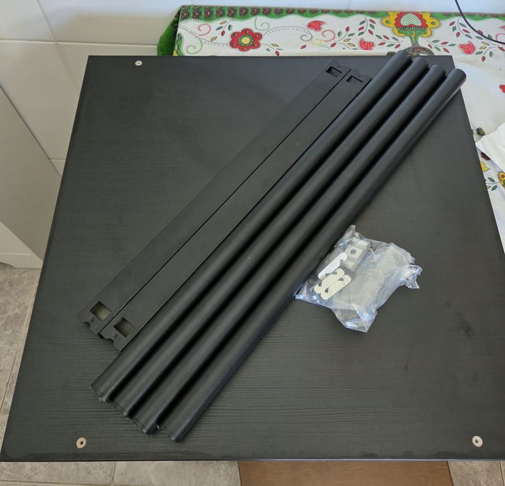 Mesa de cozinha quadrada preta.