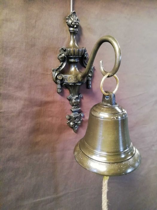 Sino em metal com suporte