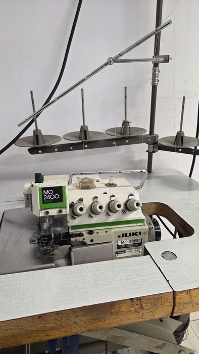 Owerlok przemysłowy JUKI MO-2416 komplet ze stołem. Maszyna do szycia