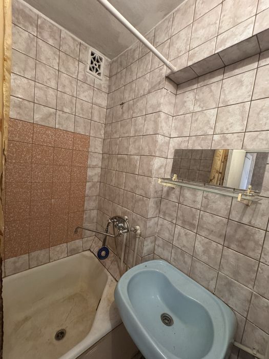 Продається велика кімната метро Шулявка 3хв пішки