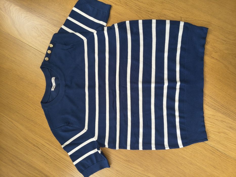 Granatowy sweter na krótki rękaw w paski