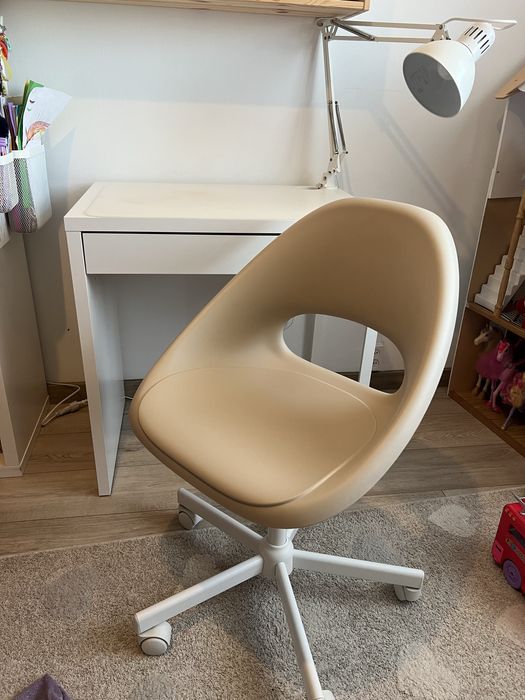 Biurko Micke, krzesło obrotowe, lampka biurkowa IKEA