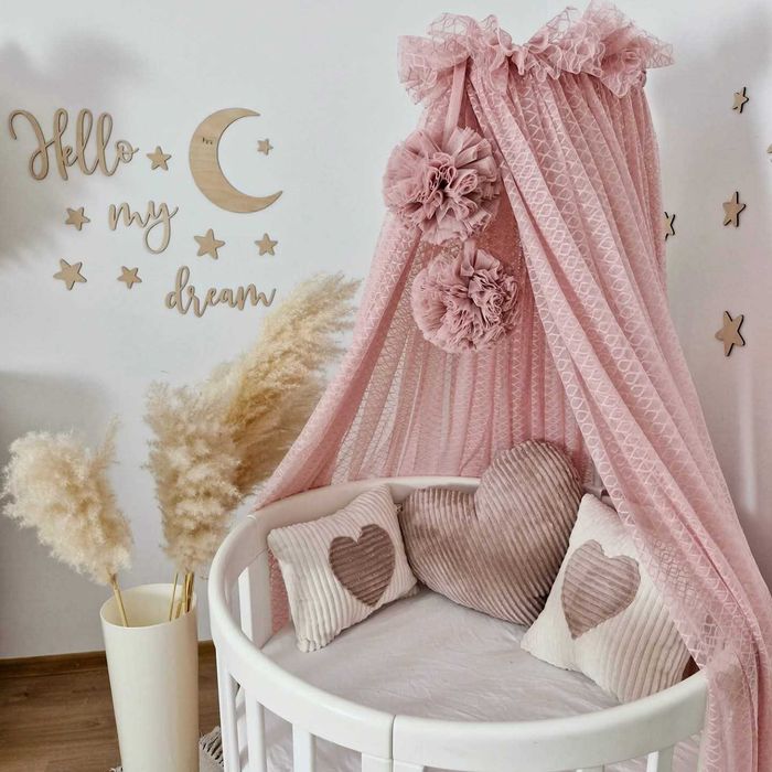 Rede de berço com pum pom, veu mosquiteiro