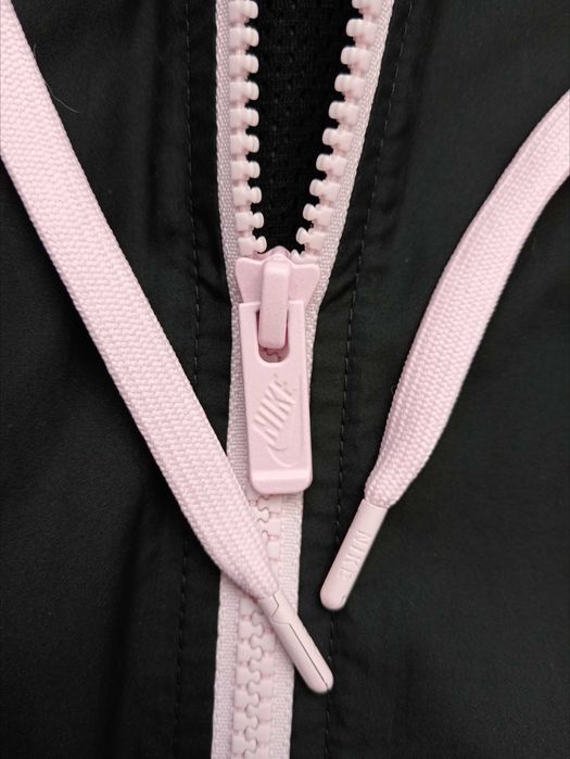 Жіноча вітровка Windrunner Nike