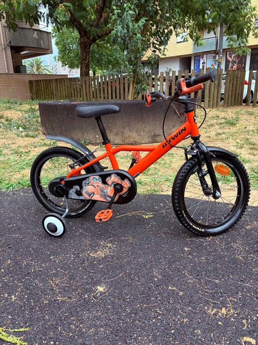 Bicicleta infantil B’TWIN 16” com rodinhas de apoio removíveis | Ótima oportunidade