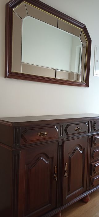 Aparador com espelho