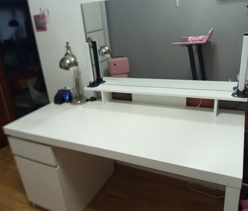 Biurko  solidne kupione w IKEA z lustrem i podświetleniem