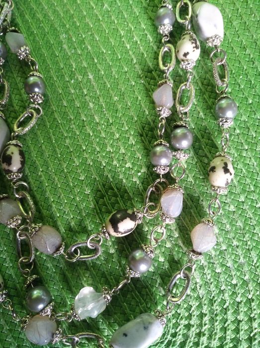 Korale z kryształkami górskimi.