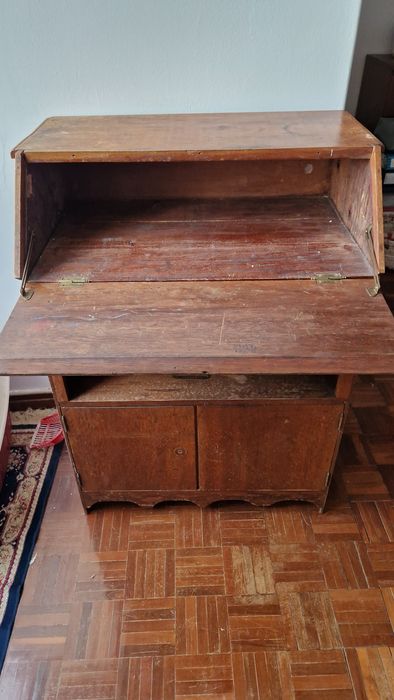 Escrivaninha de madeira