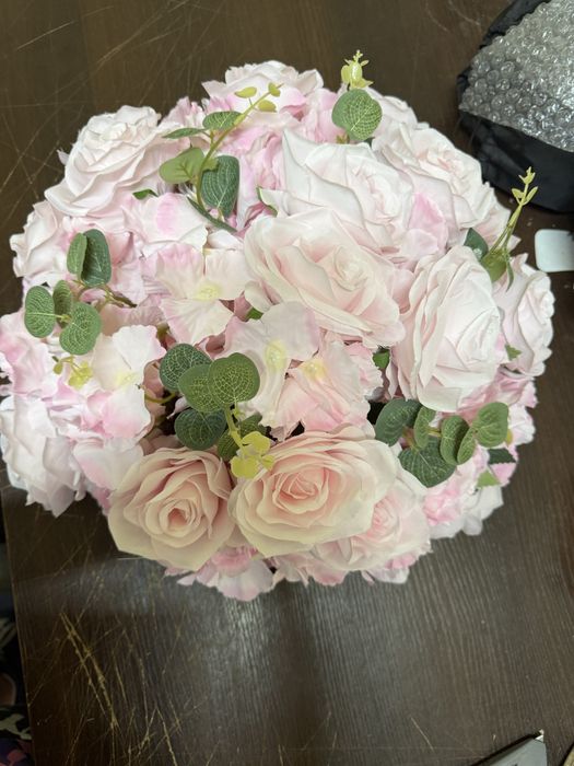 Sztuczne kwiaty stroik na kratce, róże różowe, 40 cm