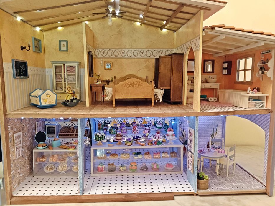 Casa de Bonecas Artesanal com Loja de Doces e Telhado de Telhas