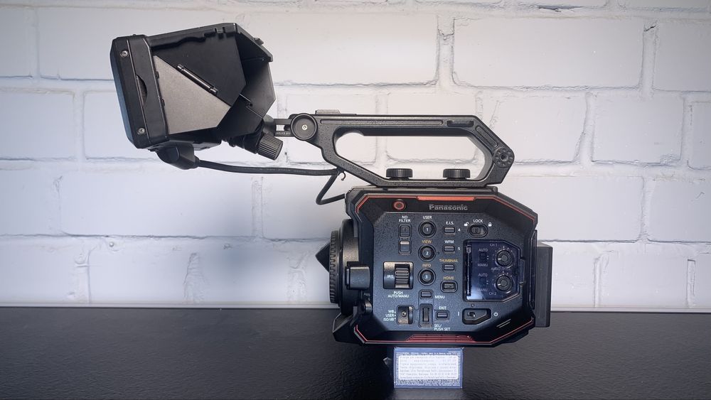 кінокамера Panasonic AU EVAl Compact 5.7K