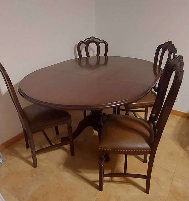 Mesa de jantar e 4 cadeiras estilo clássico