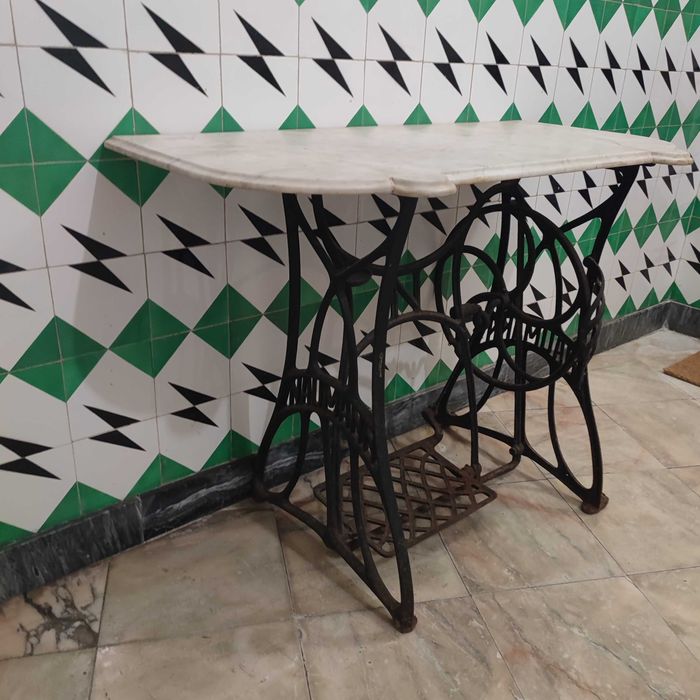 Mesa de ferro com tampo de mármore ( antiga máquina de costura)