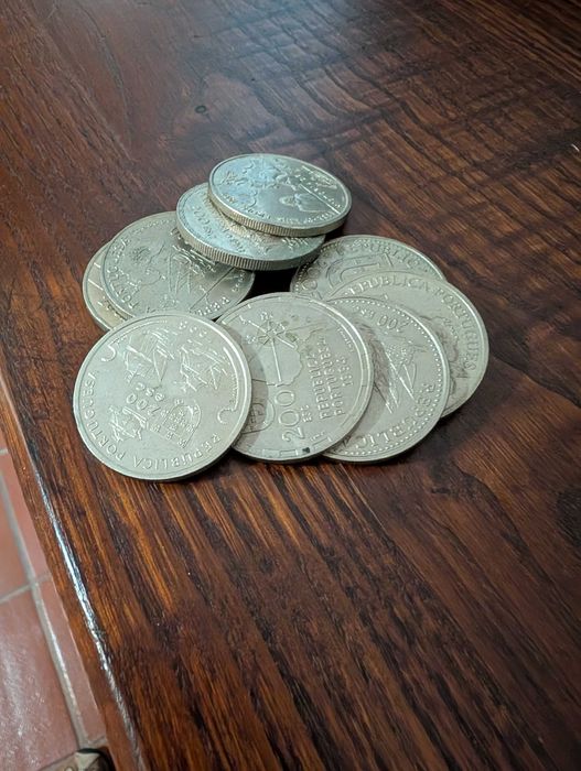 Moedas comorarivas de 200 escudos