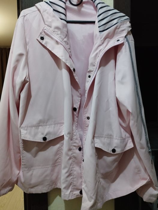 Розовая ветровка.