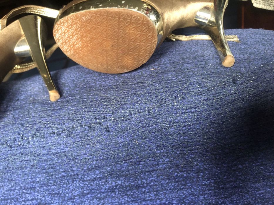 Sapato de Cerimonia Dourado com pedrinhas Salto Alto e Compensacao