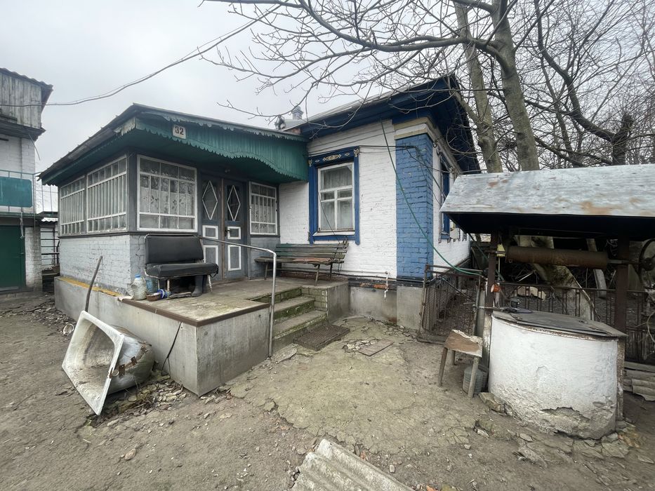 Добротна садиба , індивідуальне опалення , велика ділянка