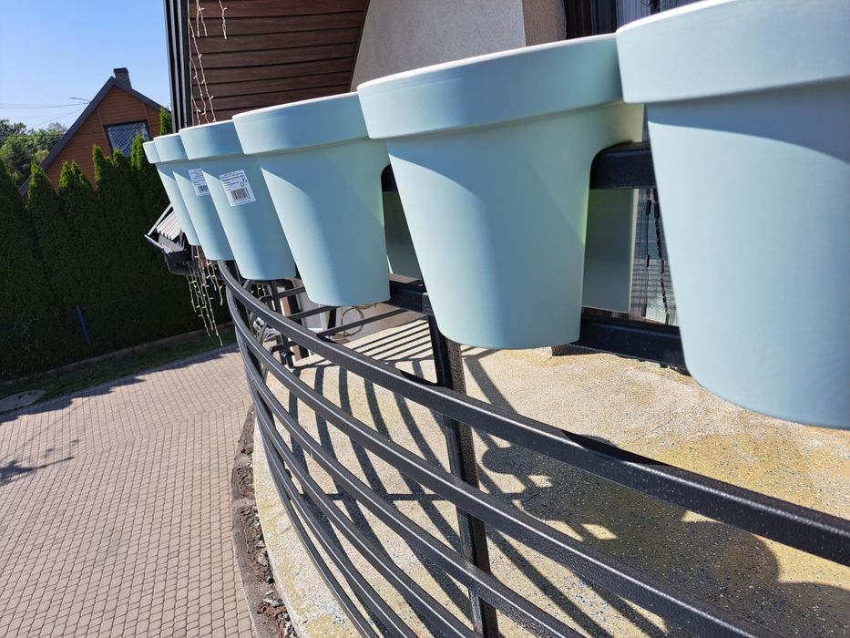 Doniczka balkonowa okrągła na balustradę