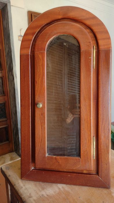 Oratório oval  em madeira de mogno, novo nunca usado