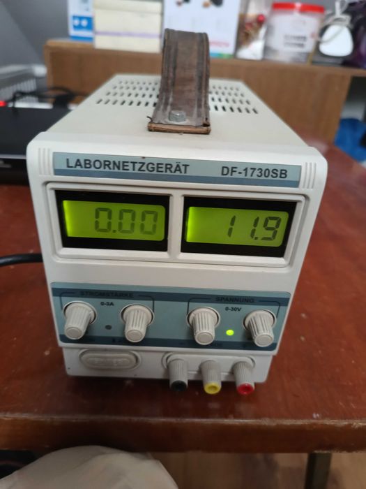 Zasilacz laboratoryjny DF-1730SB 0-30V 0-3A