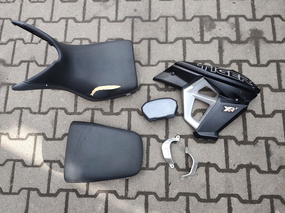 Triumph Tiger 800 XRT Licznik Obrotomierz zegar owiewka przełacznik