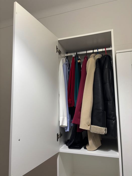 Móvel branco de quarto