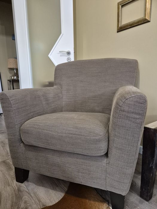 Poltrona Ikea com repousa‑pés