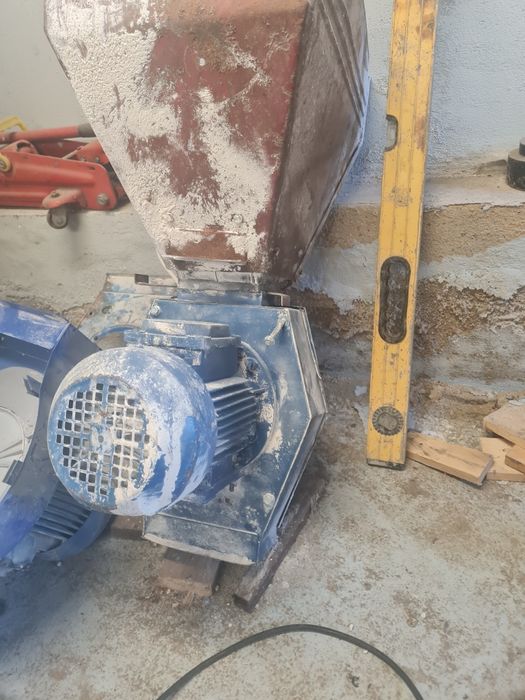 Продам зернодробилку рабочью.