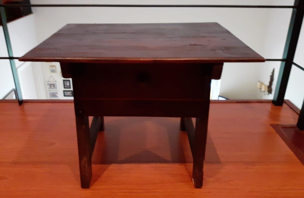 Mesa em Madeira Maciça Antiga com gaveta. Esta como nova