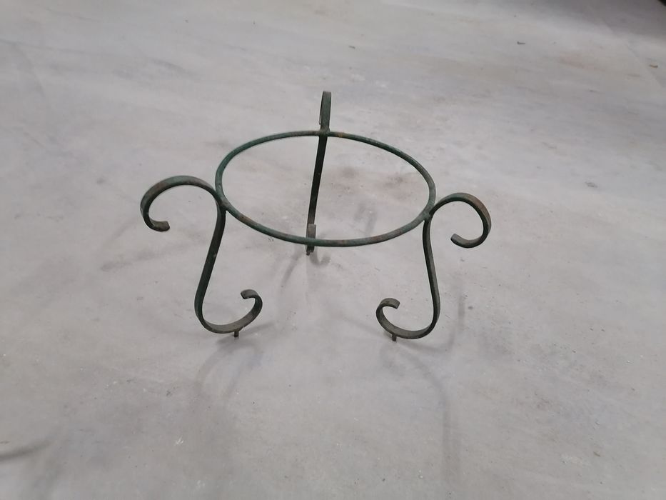 2 suportes em ferro para vasos