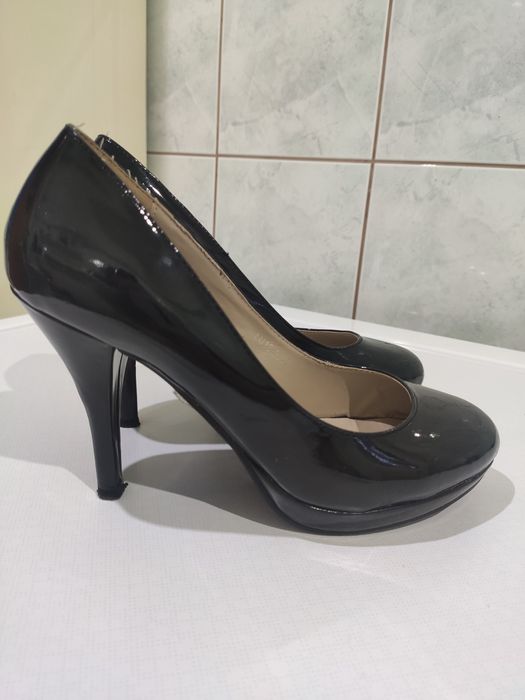 Czarne szpilki lakierowane 38