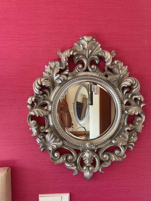 Dois espelhos com talha prateada