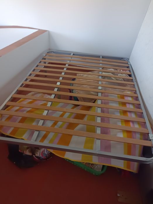 Estrado com pés faz cama casal