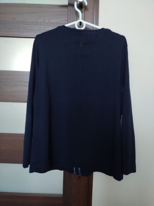 Granatowy sweter narzutka
