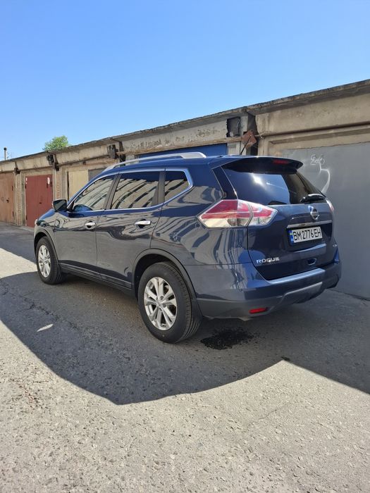 Машина Nissan Rogg