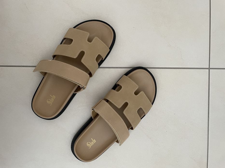 Sandalias beges com velcro