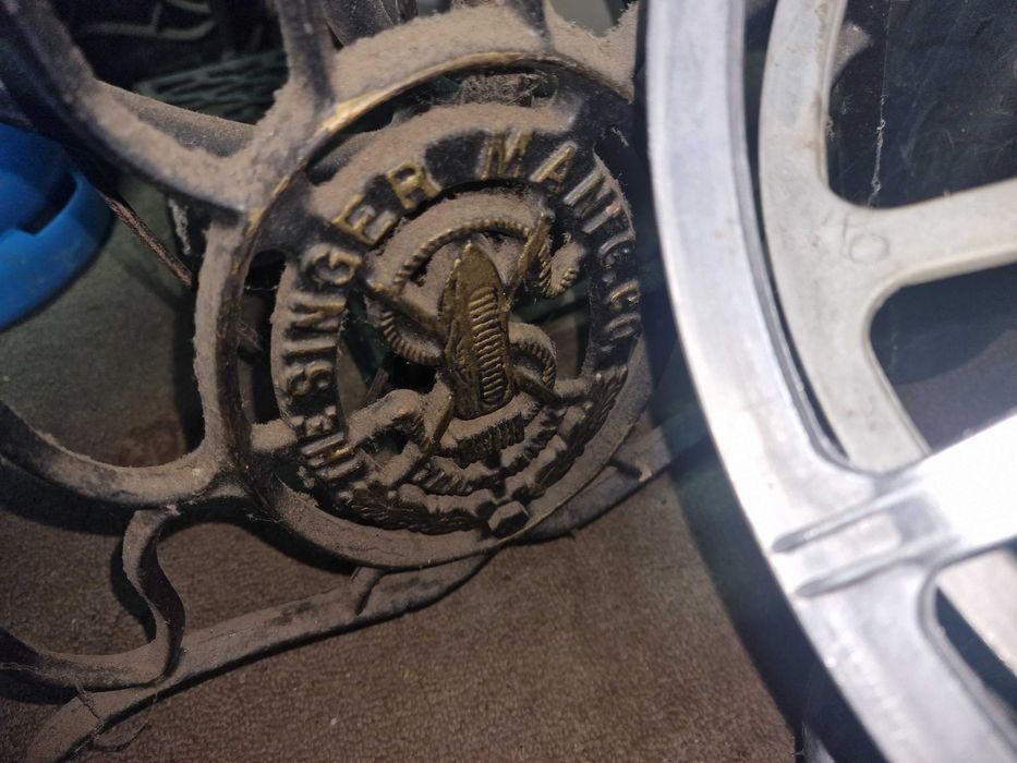 Máquina de costura Singer antiga com mesa