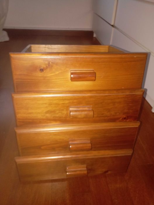 Mesas de cabeceira. Oferta de 2 prateleiras.