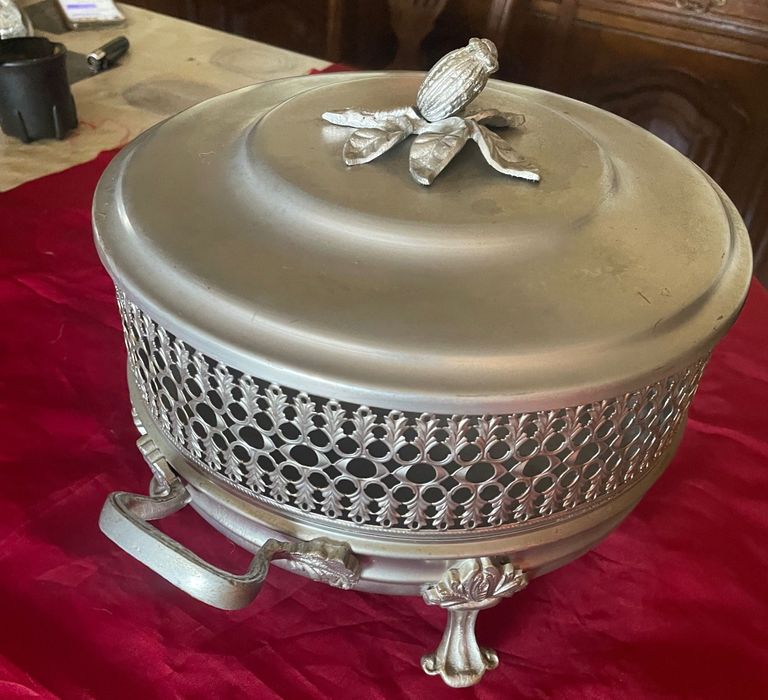 Selling a bowl with lid in cone-shaped container