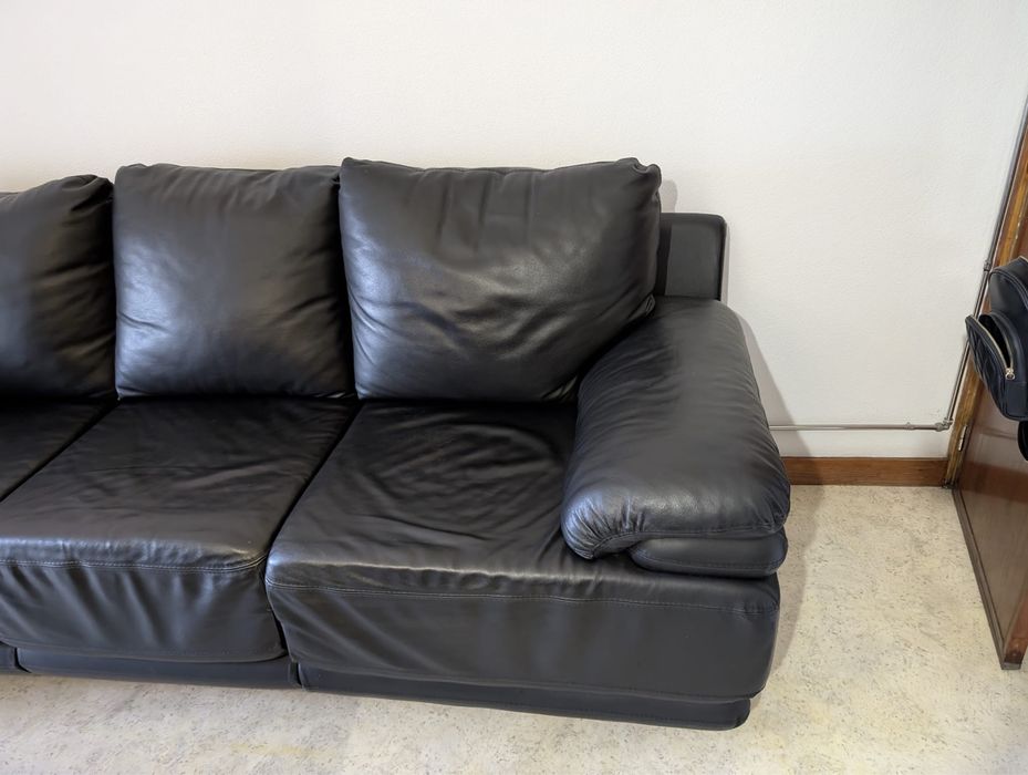 Sofá preto em pele