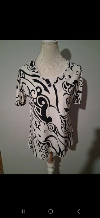 Bluzka T-shirt z guzikami spiralny print spirala wygodna miękka elasty
