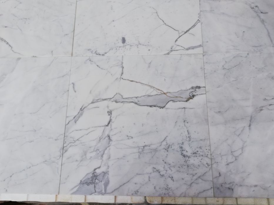 Marmur Bianco di Carrara Statuarietto 45.7x45.7x1 Prawdziwy marmur