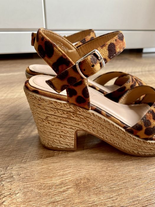 Sandały na koturnie w panterkę