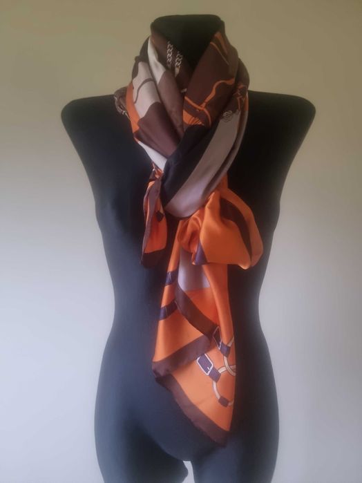 Piekna jedwabna apaszka w stylu Hermes