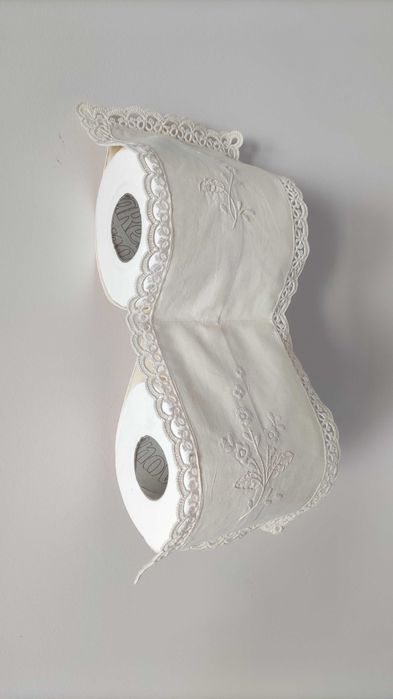 Suporte para papel higiénico bordado à mão