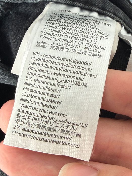 Ciemne spodnie dżinsowe z wzorem na nogawce Calvin Klein Jeans