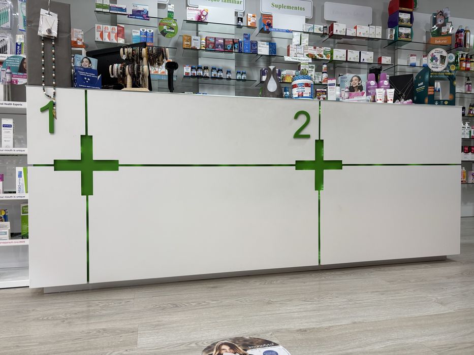 Vendo mobiliario completo de Farmacia/ Parafarmacia
