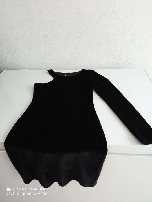 Vestido de cerimónia/festas, em veludo preto - uma manga comprida - S