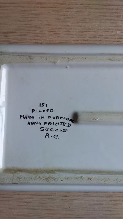 Pratos, alguns pintados à mão